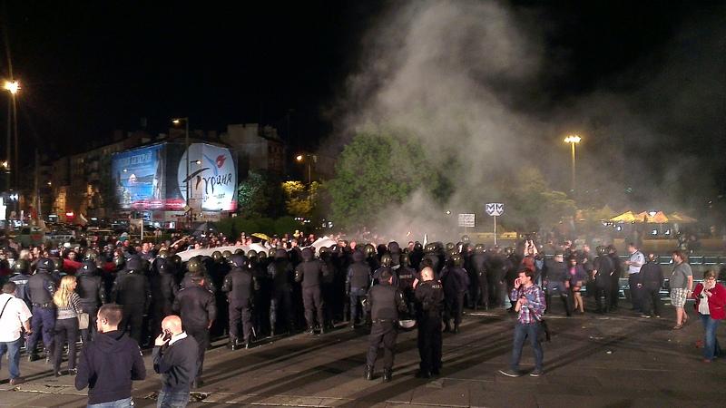 Протестиращи опитват да щурмуват НДК (снимки)