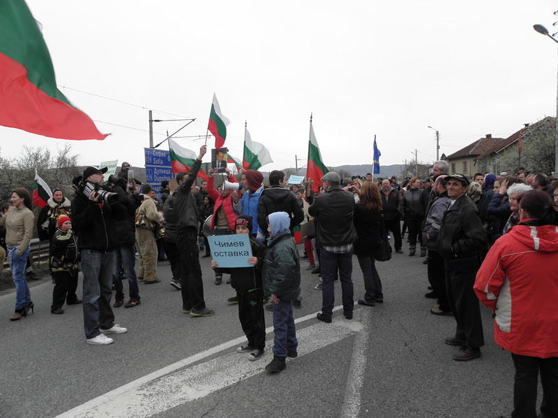 Протестиращи осветиха храм на терена за сметището край Джерман