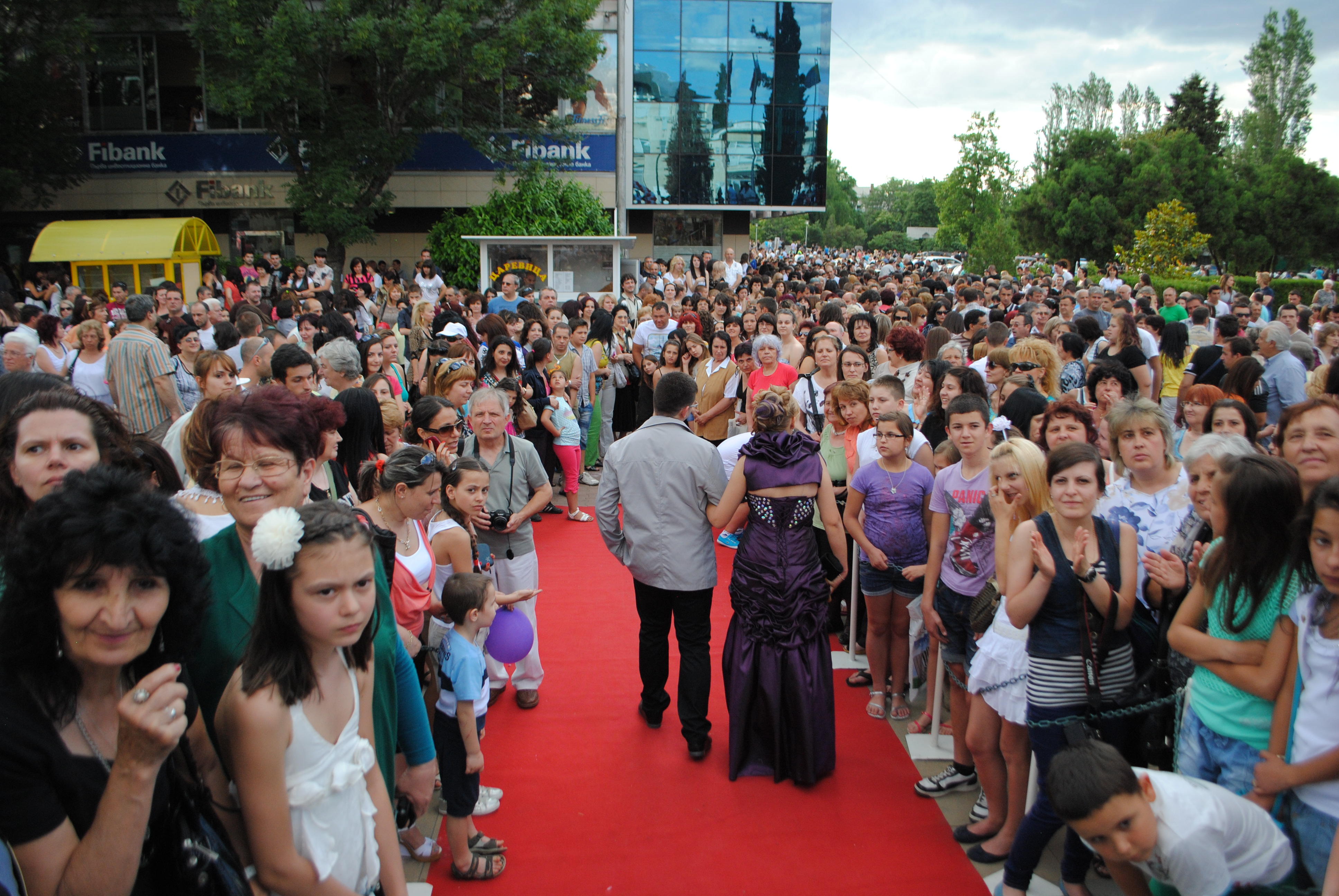 Кметът на Асеновград изпрати випуск 2013 лично