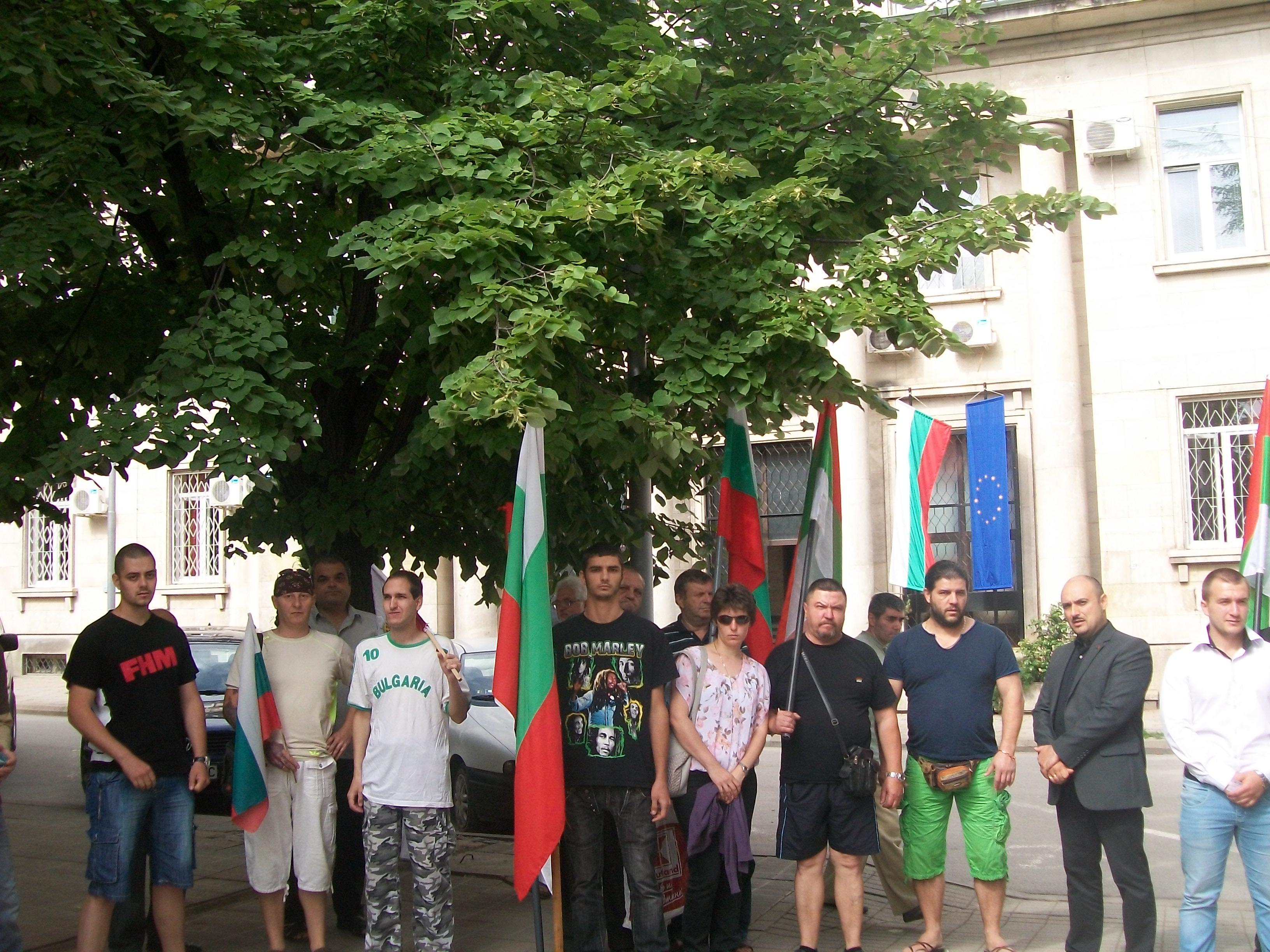 Делото за джамията във Враца тръгна с протест