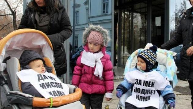 Приеха увеличение на майчинските на първо четене