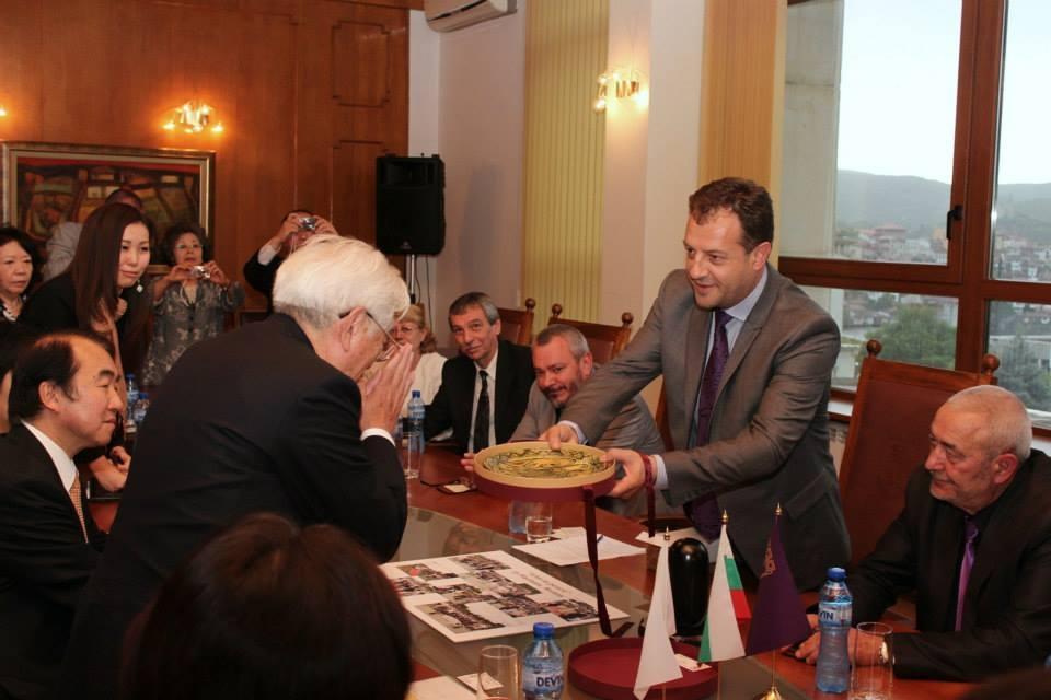 Японци подаряват вишни на кмета на Велико Търново 1 52a193fc58deb