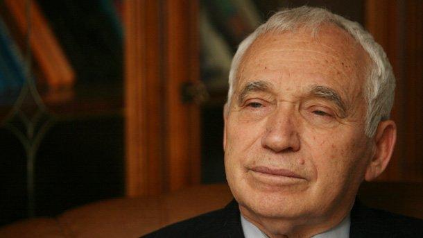 Желю Желев раздава храна на бедните в Стамболийски