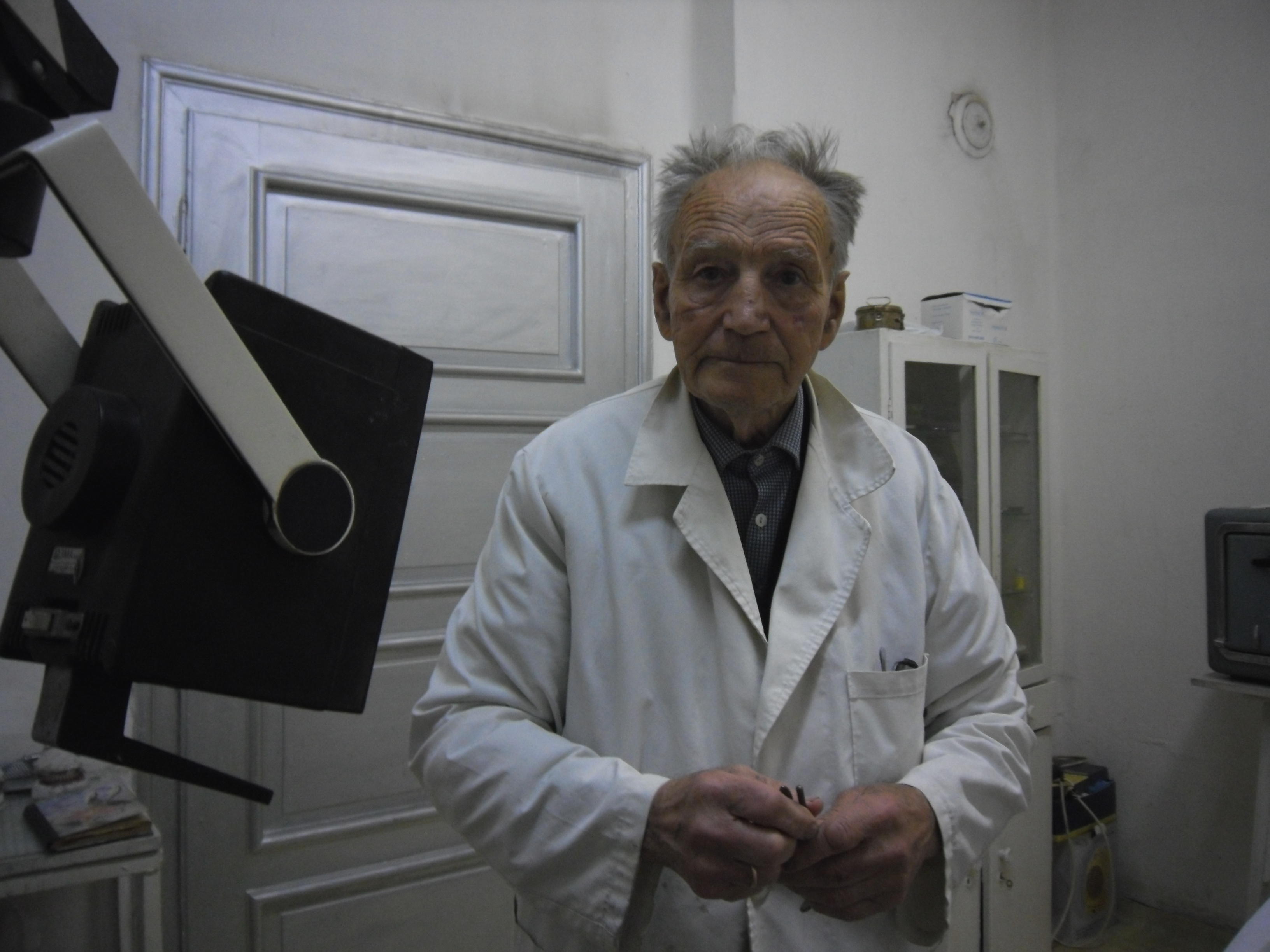 Трима нападнаха 86-годишен зъболекар от Мездра