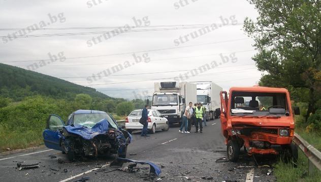 Четирима ранени при челен удар на кола и бус
