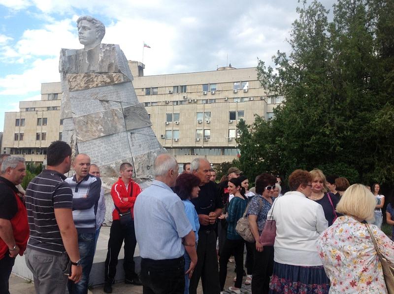Хиляди протестират срещу избора на Пеевски