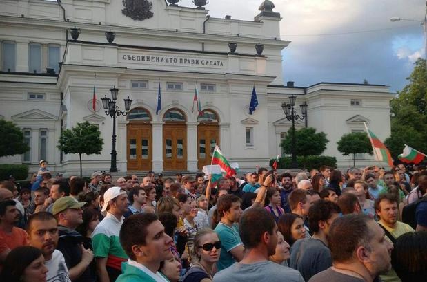 Без арести при протестите снощи в столицата