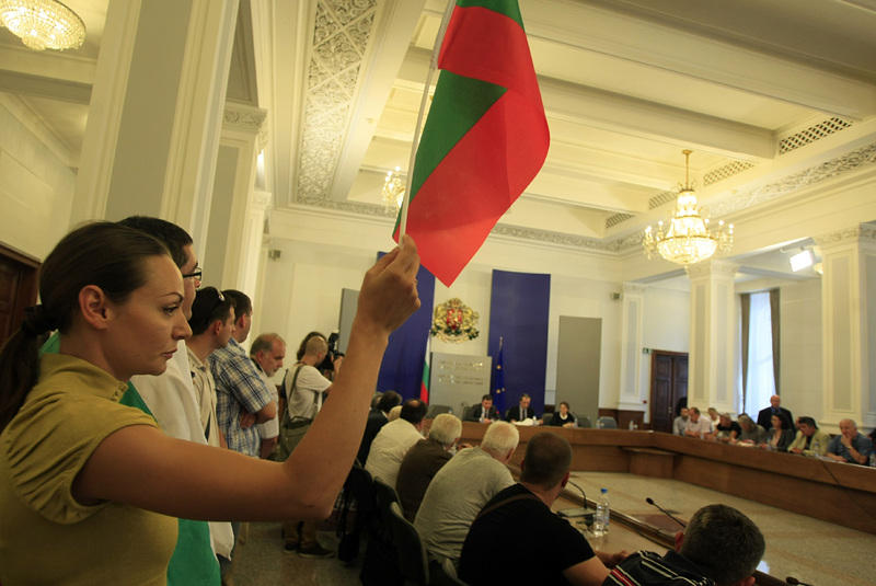 Орешарски засега няма да сменя областни управители от ДПС
