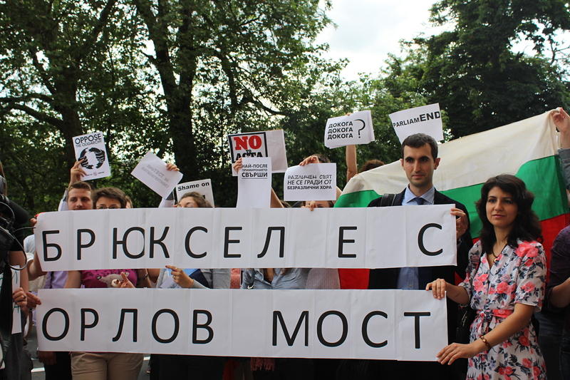 Призив за “Оставка” посрещна Орешарски и в Брюксел