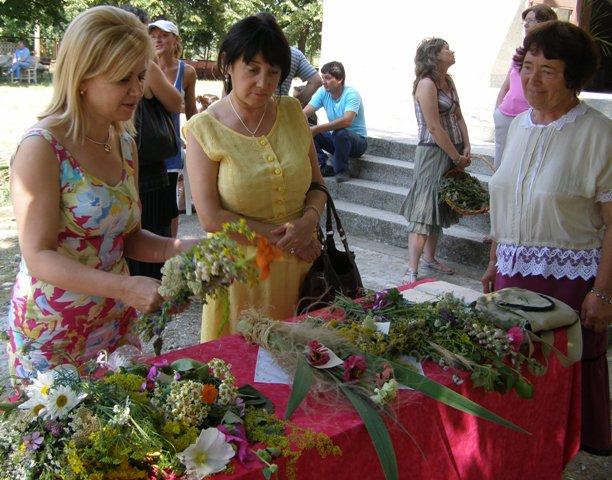Жени от три поколения браха билки на Еньовден в Табачка 1 52a1b008cf678