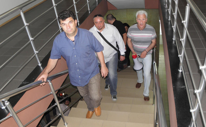 Протестиращи завариха празен кабинета на Муса Палев