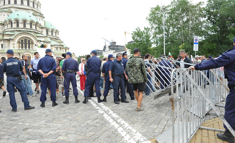 Протестиращи и депутати се преследват около парламента