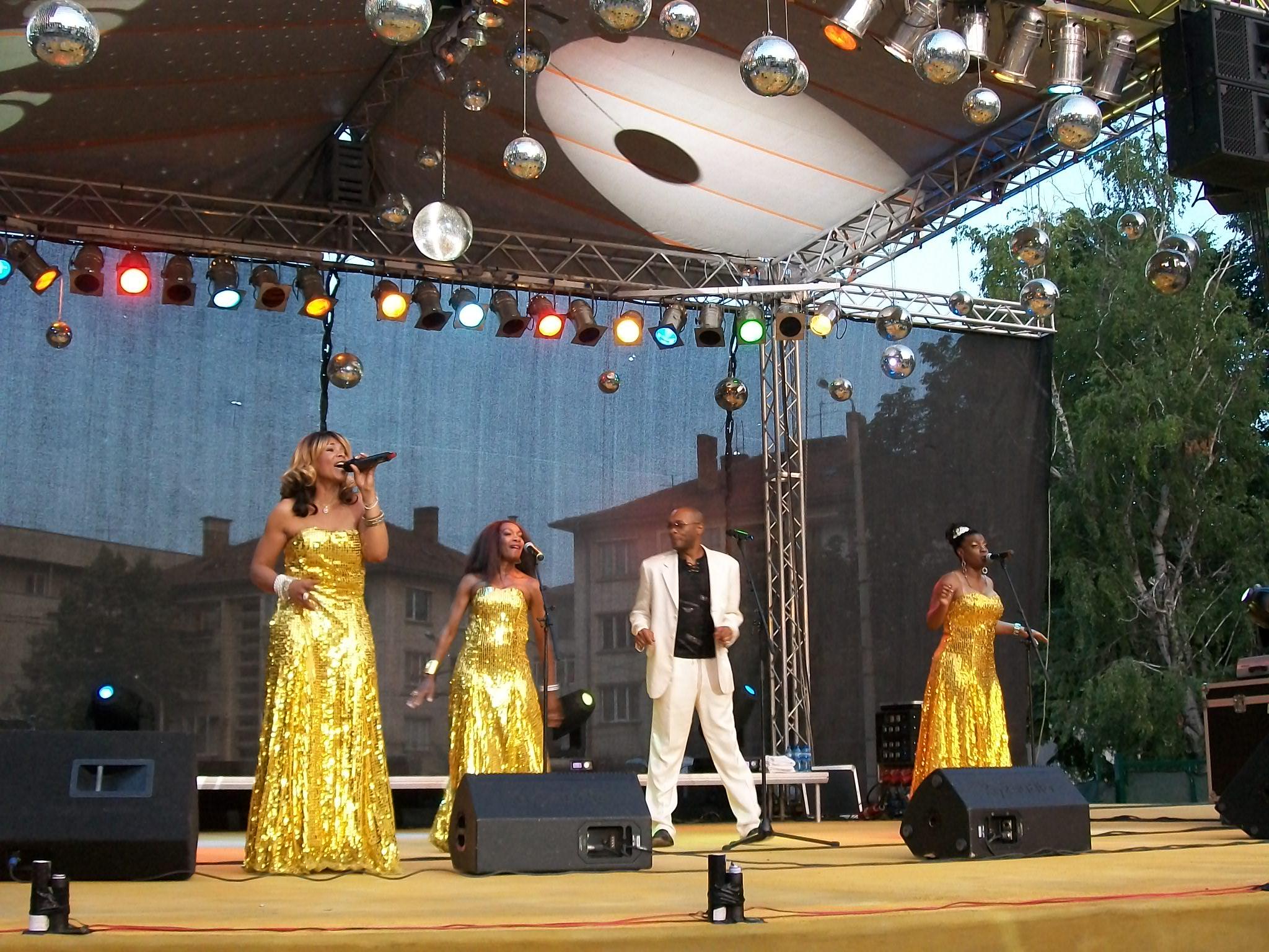 2000 танцуваха с Boney M във Велико Търново 9 2000 танцуваха с Boney M във Велико Търново