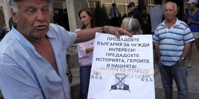 Около 10 души на протест срещу Муса Палев