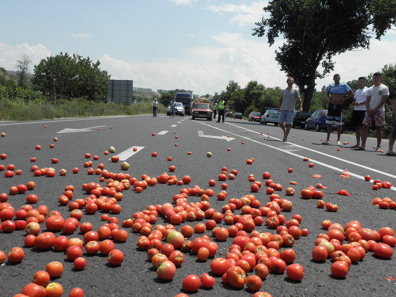 И в Ново село изхвърлят продукцията си на пътя
