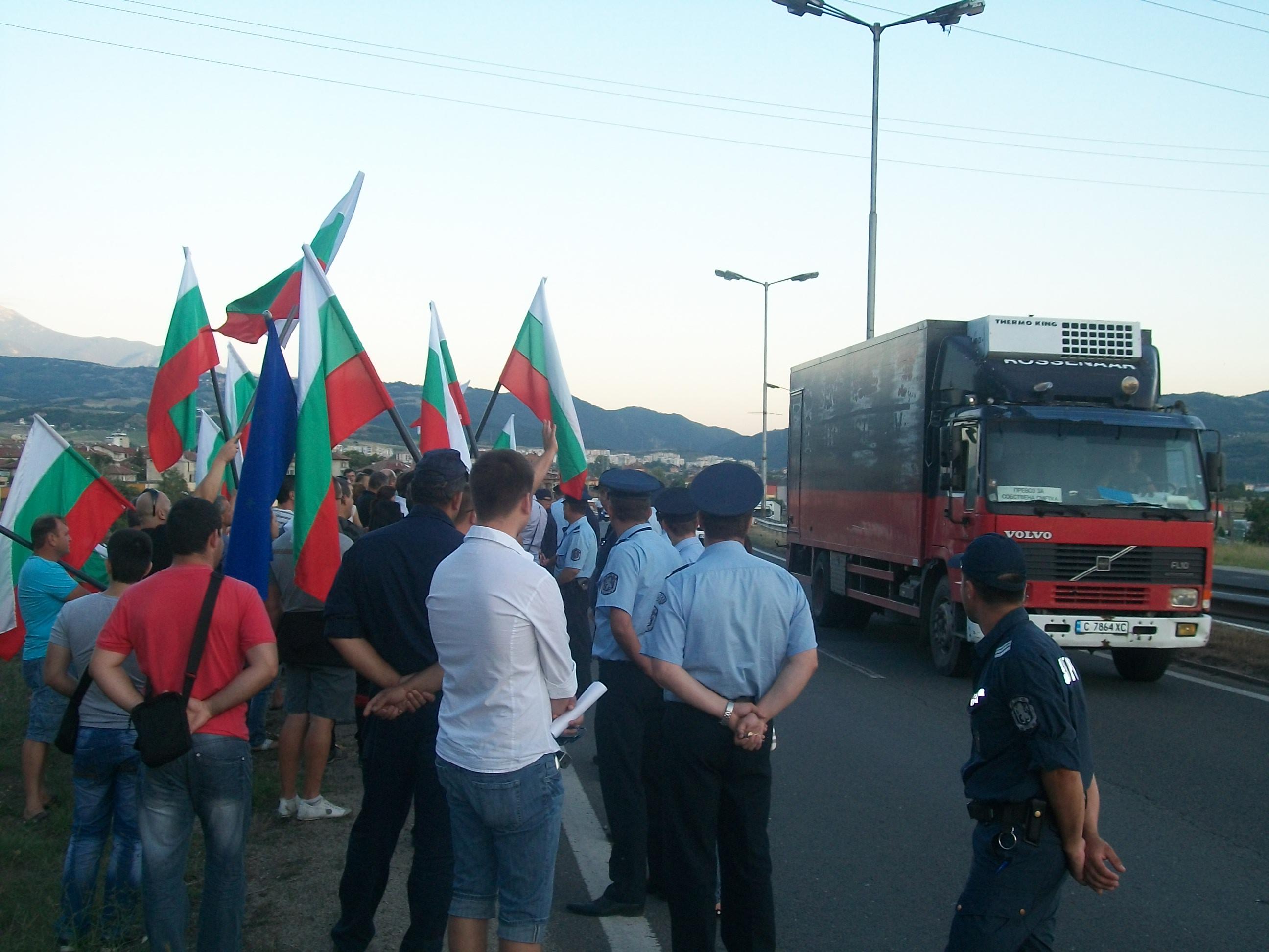 Протестиращи стигнаха до пътя за Гърция, но не го блокираха
