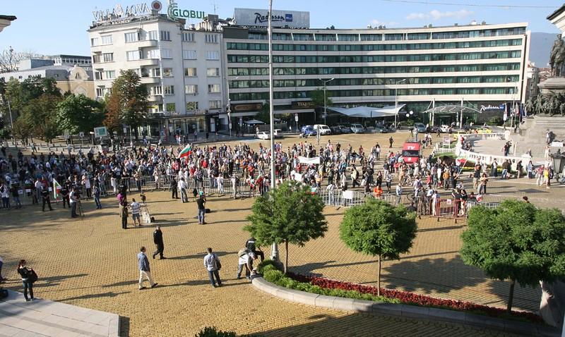 Протестиращите се събират за “арест” на парламента