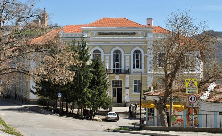 Кметът на Търново и професор спасяват училище от закриване