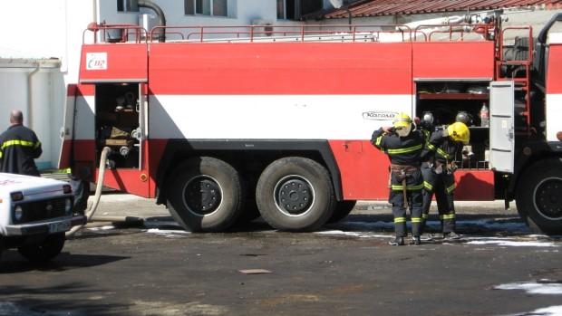 Пожар унищожи автобазата на голяма агрофирма