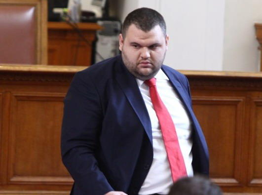 Пеевски: Оставам депутат заради хилядите избиратели