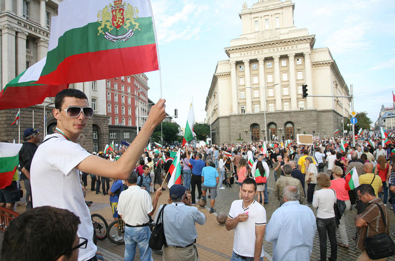 Протестът тръгна по нов маршрут