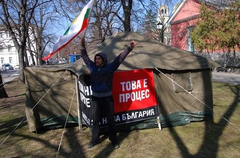 Мъж скъса палатките на протестиращите в Пловдив
