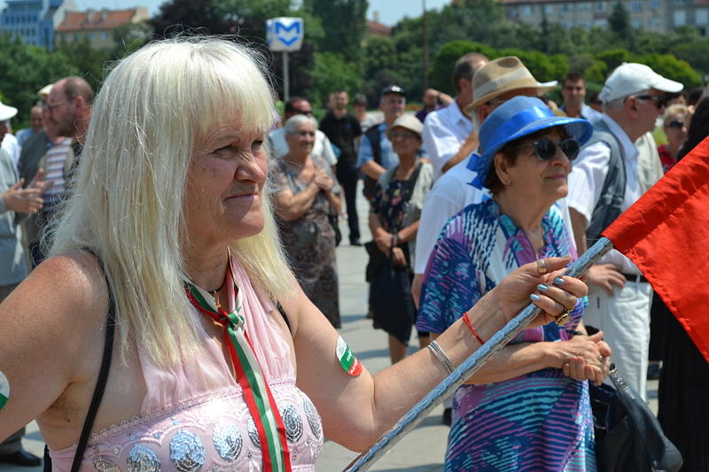 Поддръжниците на кабинета събрали над 200 000 подписа