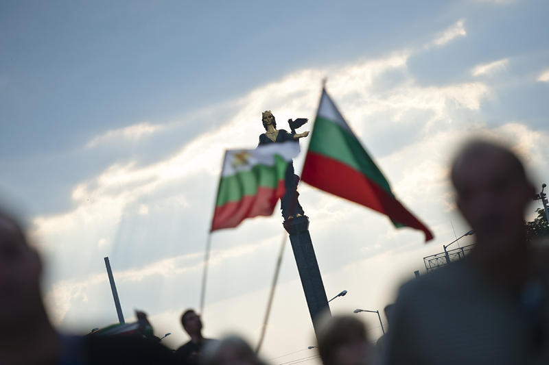 Протестиращи изпращат БСП на Бузлуджа с боклук в червени торби
