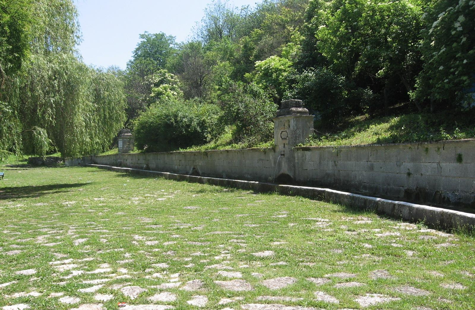 Песни и танци край историческата чешма в Кайнарджа