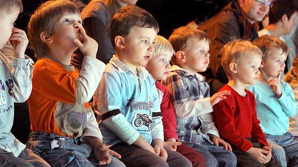 Деца от театрална школа играят “Да обичаш или не”