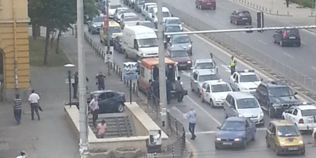 Кола се вряза в пешеходния подлез на метростанция “Опълченска”