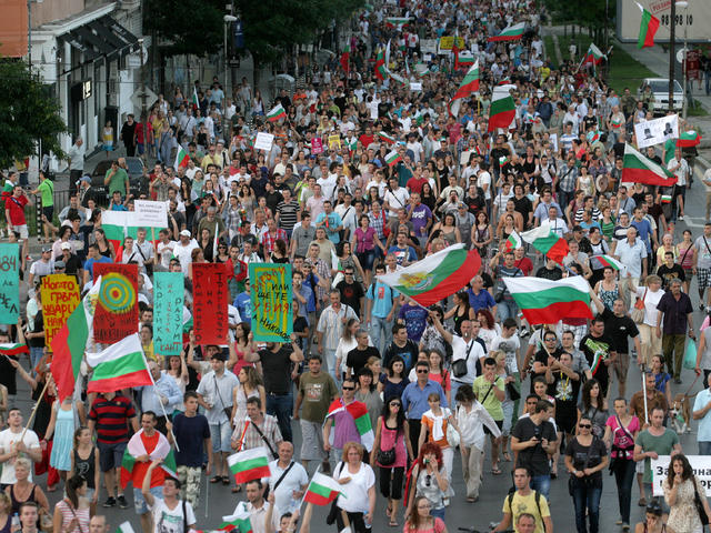 Ден 51: “живо знаме” поведе протеста