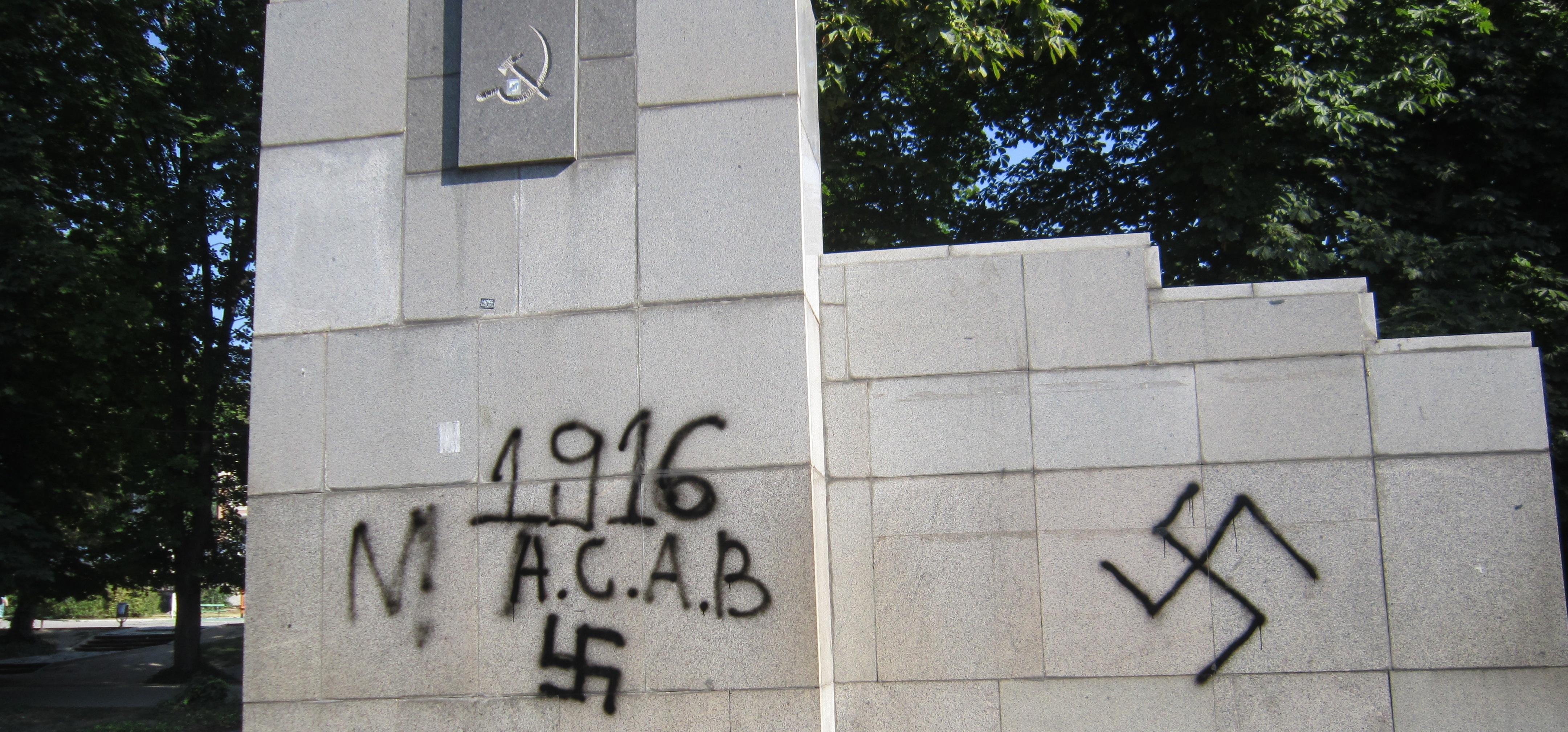 Свастики се появиха върху антифашистки паметник в Стара Загора