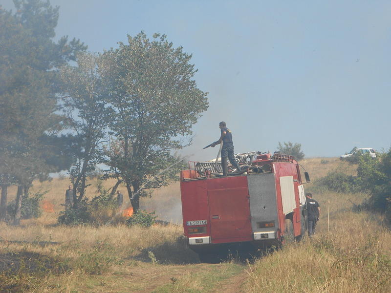 Две бараки и къща са изгорели при пожара край Айтос