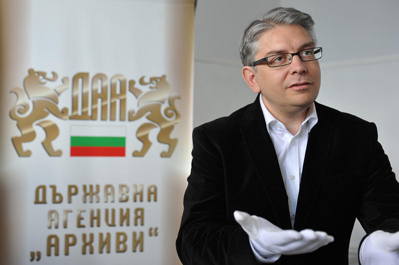 Кабинетът уволнява директора на архивите