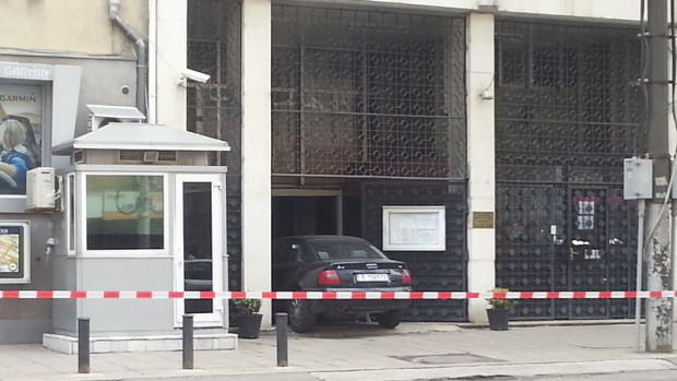 Кола се заби в турското посолство