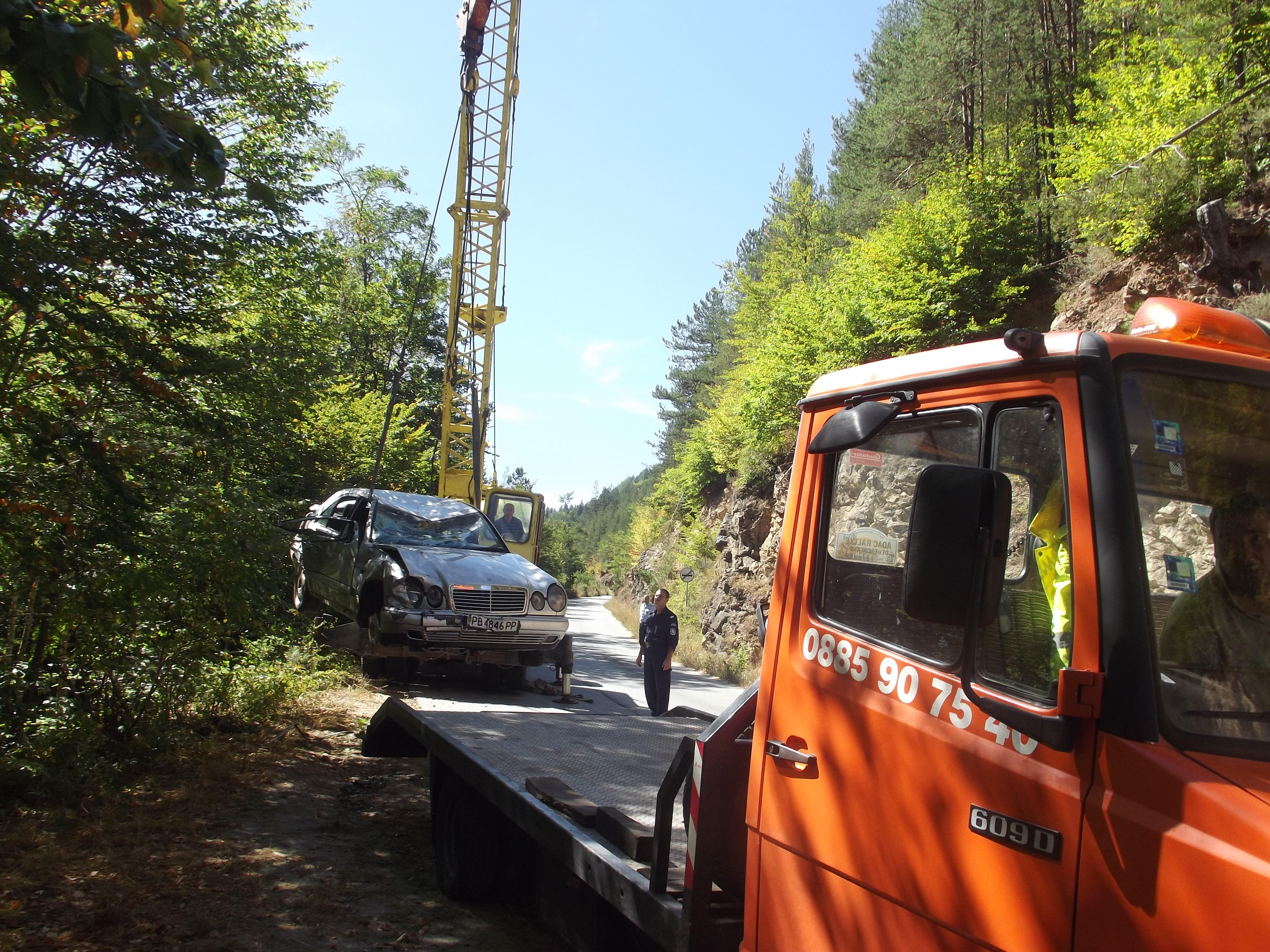 Младеж почина след падене с кола в 30-метрова пропаст 1 52a597121b7ec