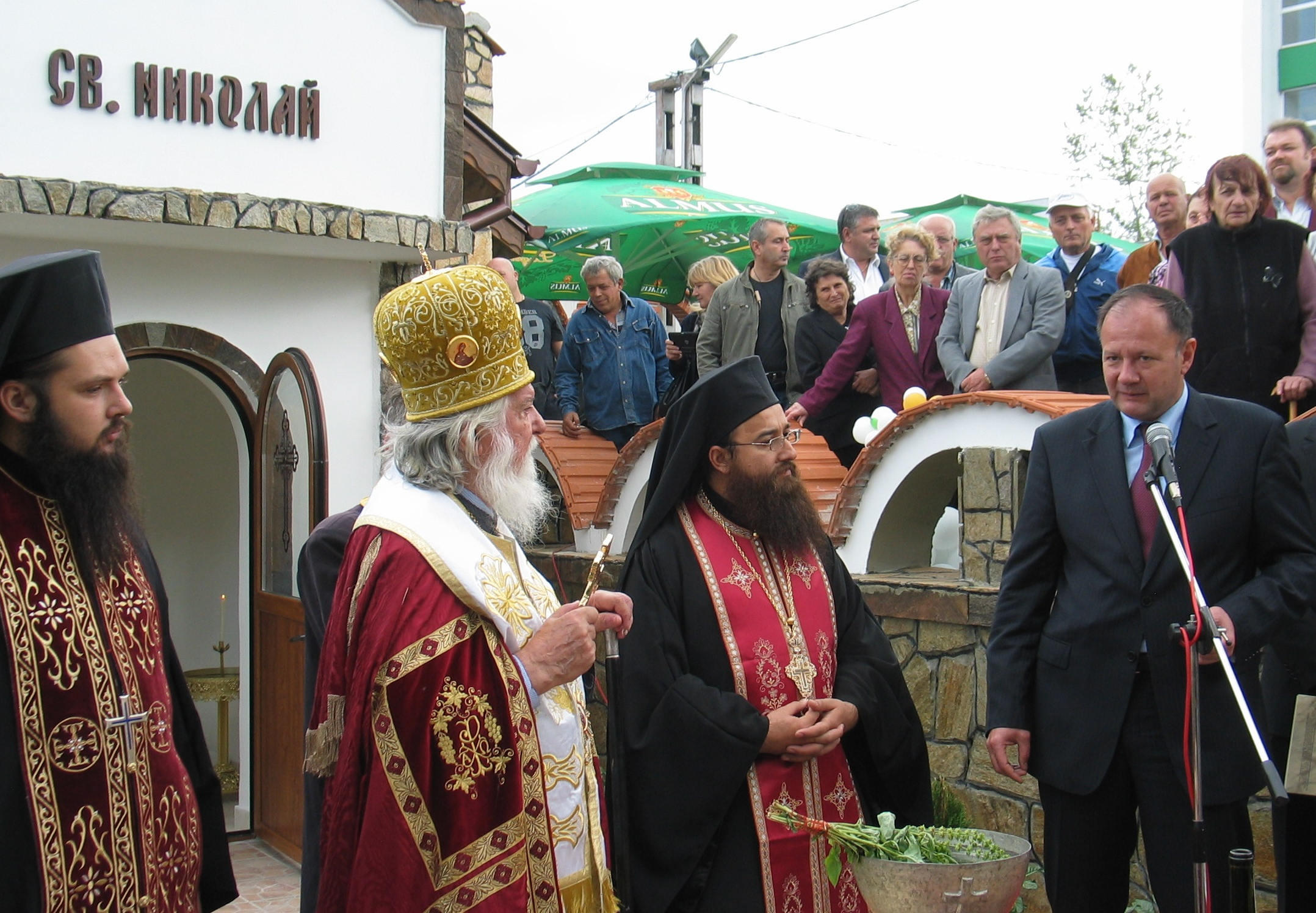 Миков посети обновения храм в Трайково