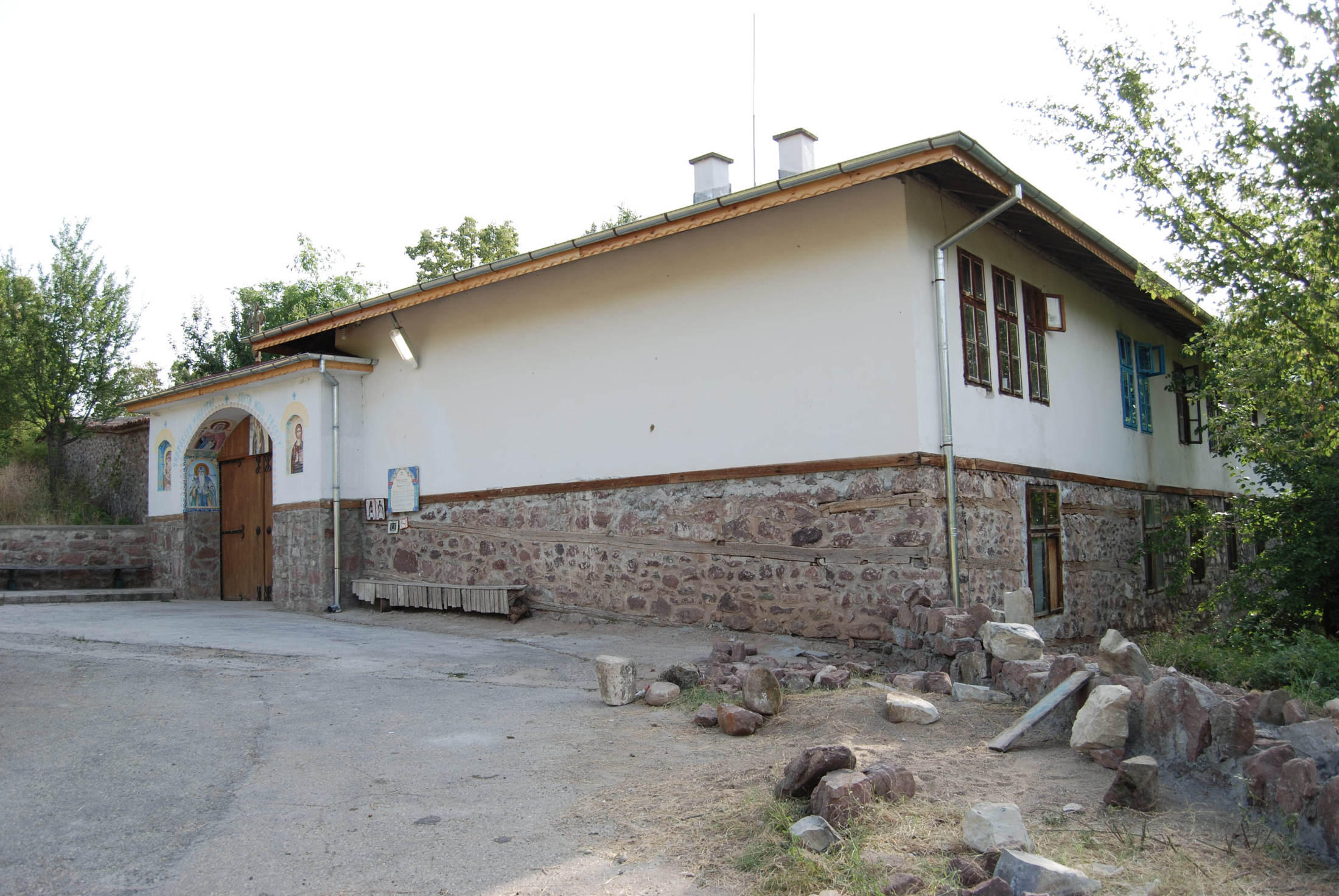 Искат сирийски бежанци и в манастирите