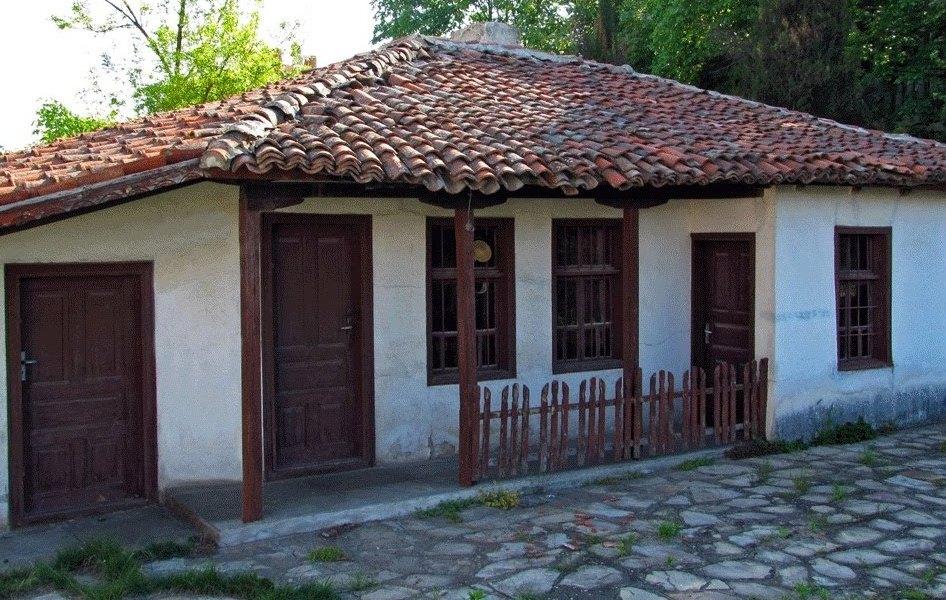 Възстановяват родната къща на Гео Милев в Раднево