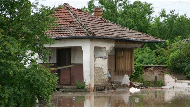 12 къщи в Симитли осъмнаха наводнени