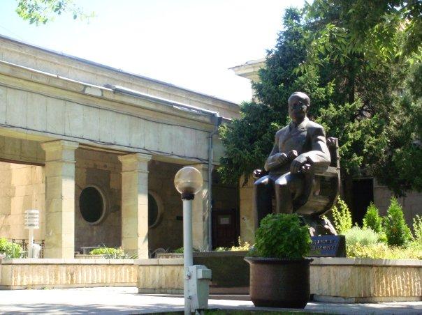Незаконна алея на ректорите правят в Свищов