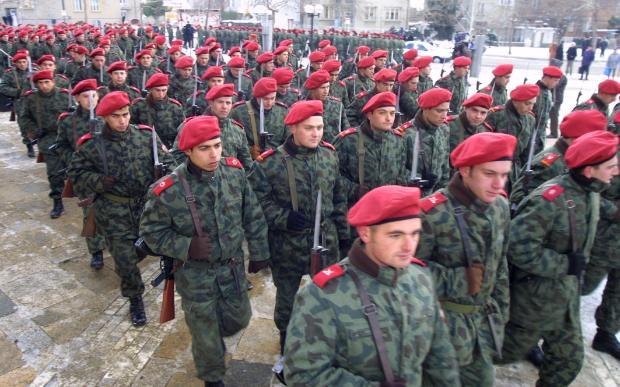 Търсят още 25 военни за поделението във Враца