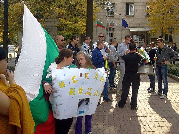 В Омуртаг блокираха сградата на общината