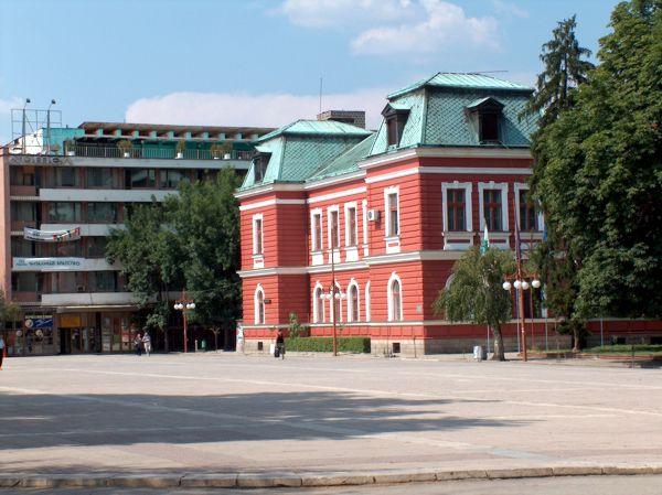 Академици дариха свои трудове на кюстендилската библиотека 9 Академици дариха свои трудове на кюстендилската библиотека