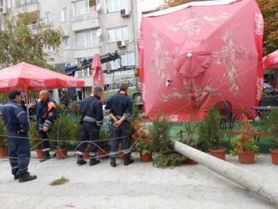 “Паякът” във Варна събори стълб върху заведение