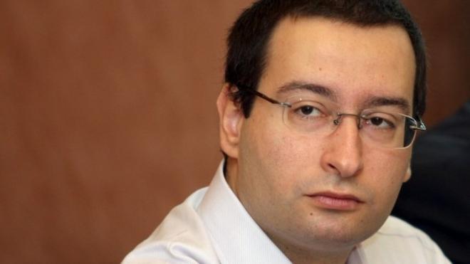 Братът на финансовия министър къса плакати в УНСС 1 52a5c8d9bbeb4