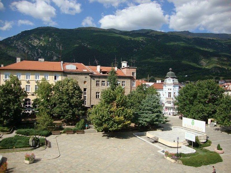 Мюфтийството поиска и земята под Червената джамия в Карлово
