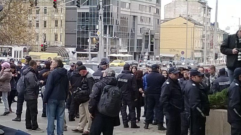 Десетки чакат Орешарски пред “Шератон” с викове “Оставка”