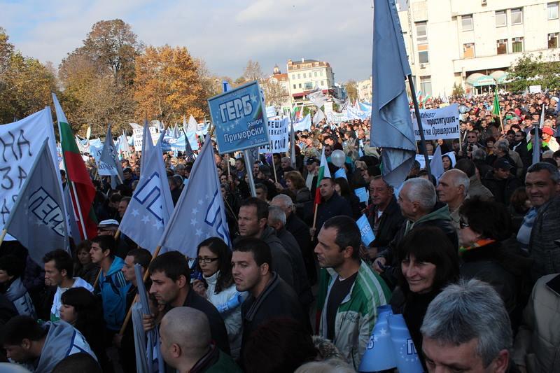Участниците в митинга на ГЕРБ криха лицата си 9 Участниците в митинга на ГЕРБ криха лицата си